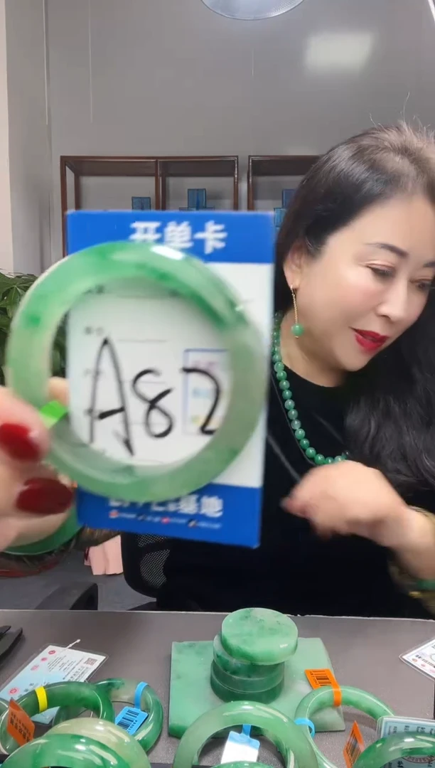 【闪购商品】石英质玉手镯未镶嵌非洲翠