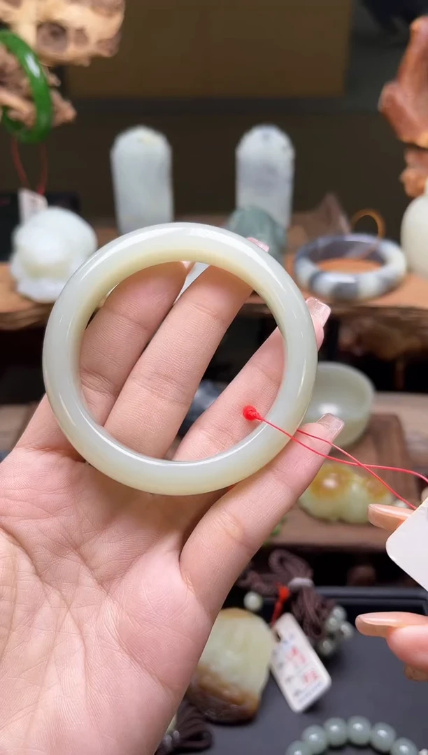 和田玉手镯未镶嵌且末青白 54+圈 9008494