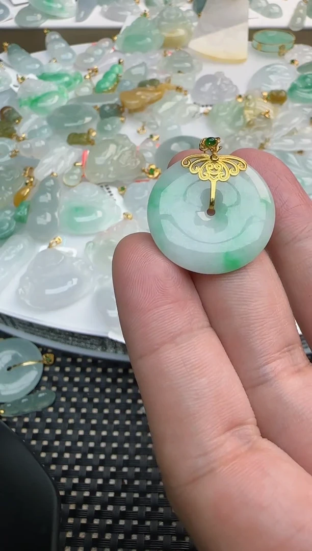 【闪购商品】翡翠颈饰18K金镶嵌平安扣