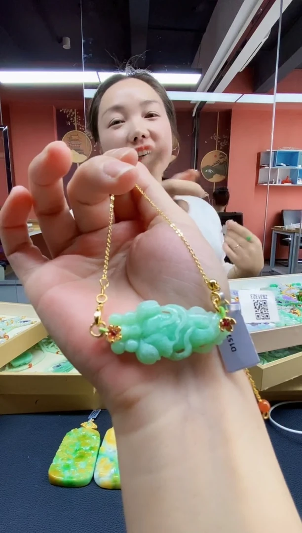 颈饰未镶嵌翡翠吊坠