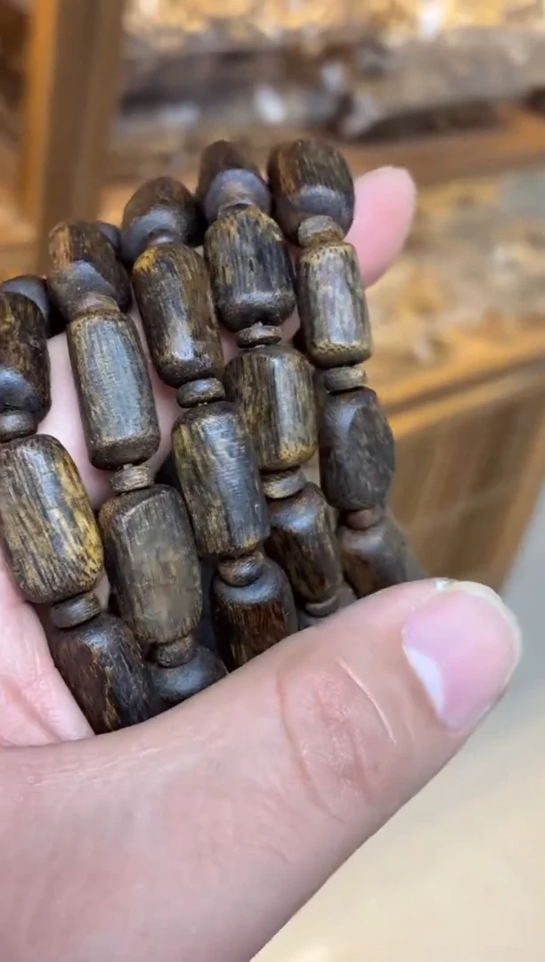 沉香手串 海南红金猊随型单圈沉水多样性发其一