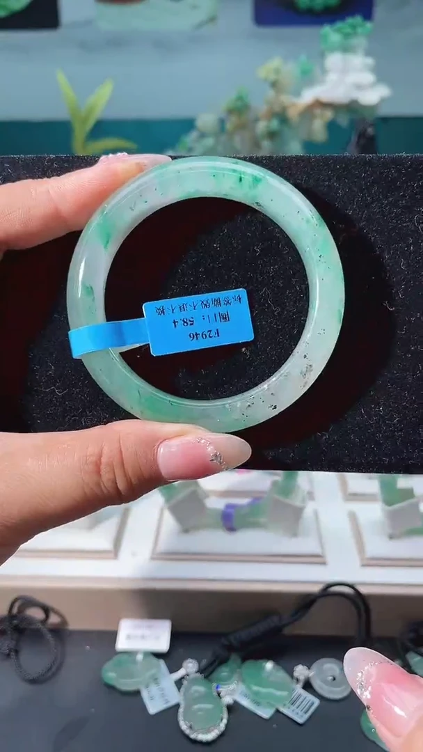 未镶嵌手镯石英质玉（非洲翠）手镯