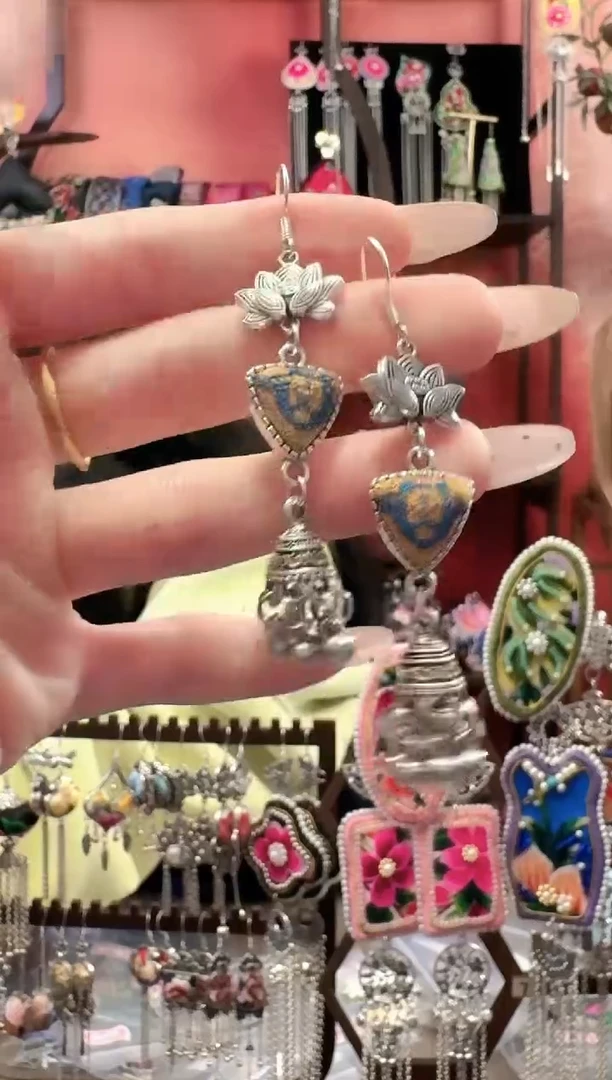 织绣云织谣民族风精美饰品 80