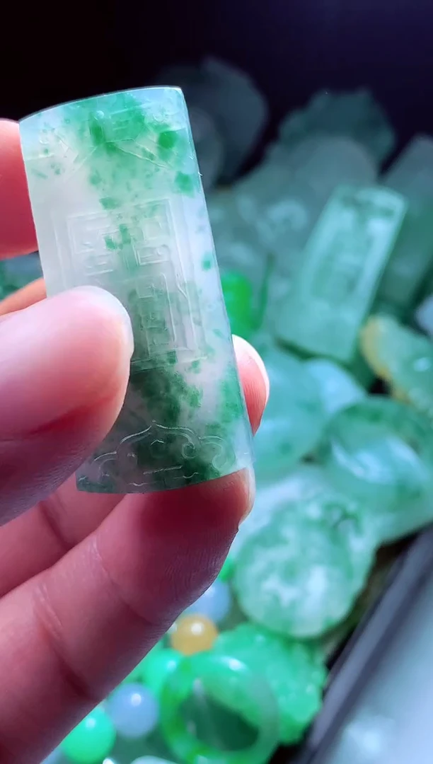 未镶嵌定制翡翠无*?翡翠毛货定制