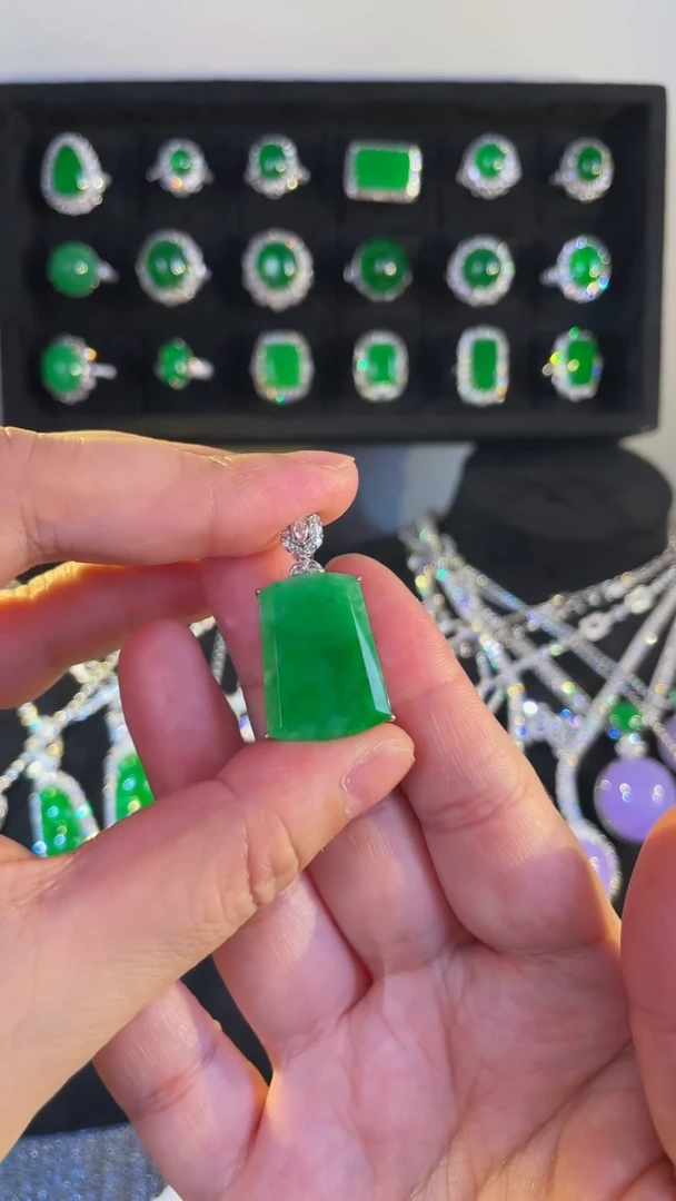 翡翠18K金镶嵌颈饰阳绿无事牌