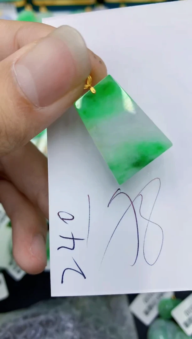 翡翠18K金镶嵌颈饰11111111111