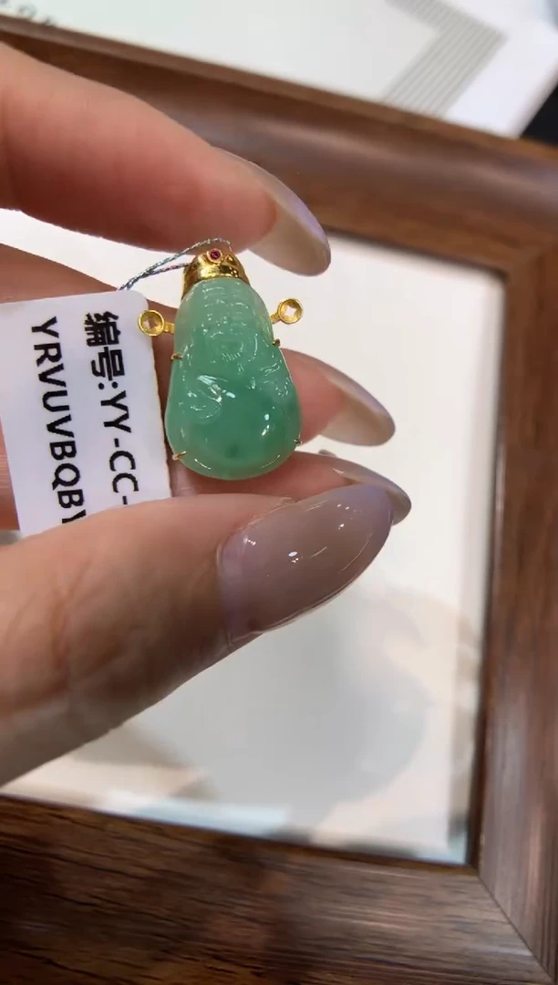 颈饰18K金镶嵌翡翠财神