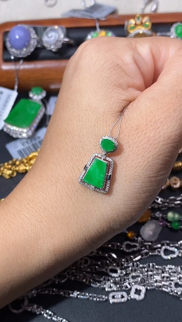 翡翠18K金镶嵌颈饰吊坠