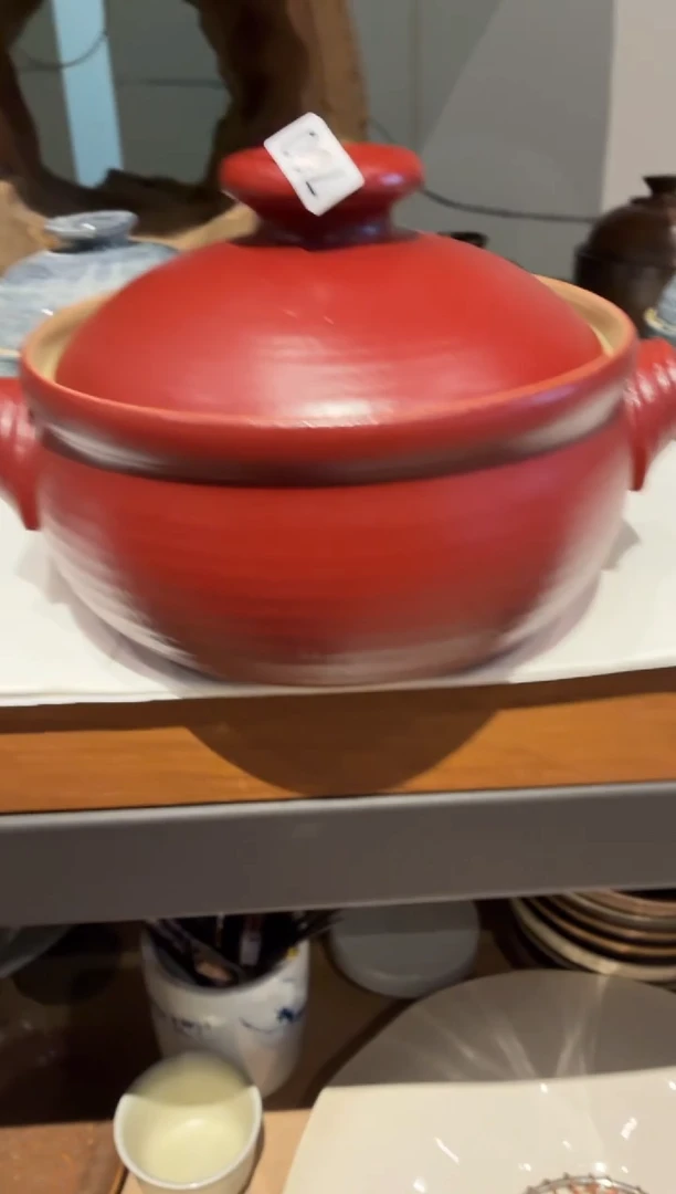 瓷片M***y700   红色手工砂锅1个