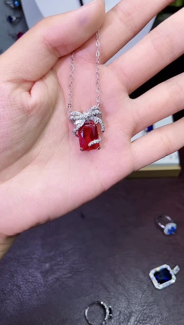 合金颈饰合成钻石礼盒吊坠