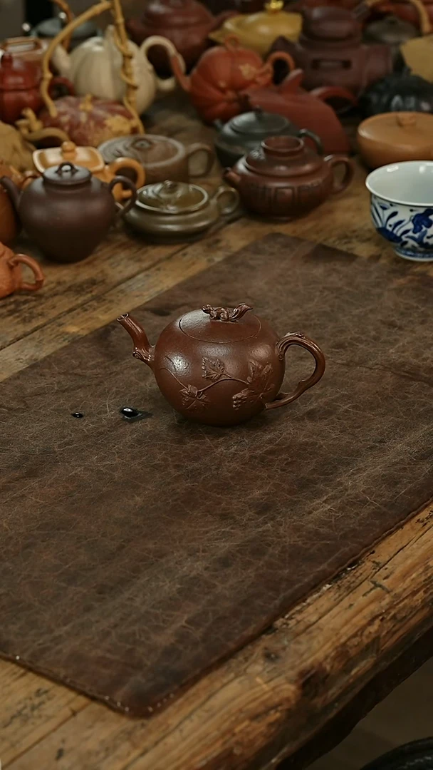 茶壶紫砂松鼠葡萄