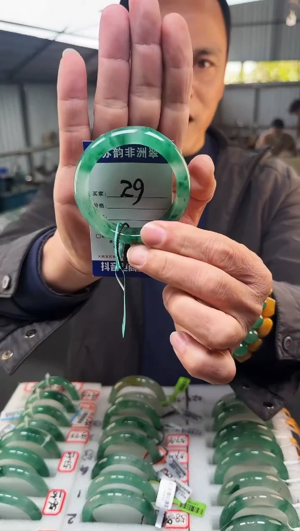 未镶嵌手镯石英质玉（非洲翠）54+