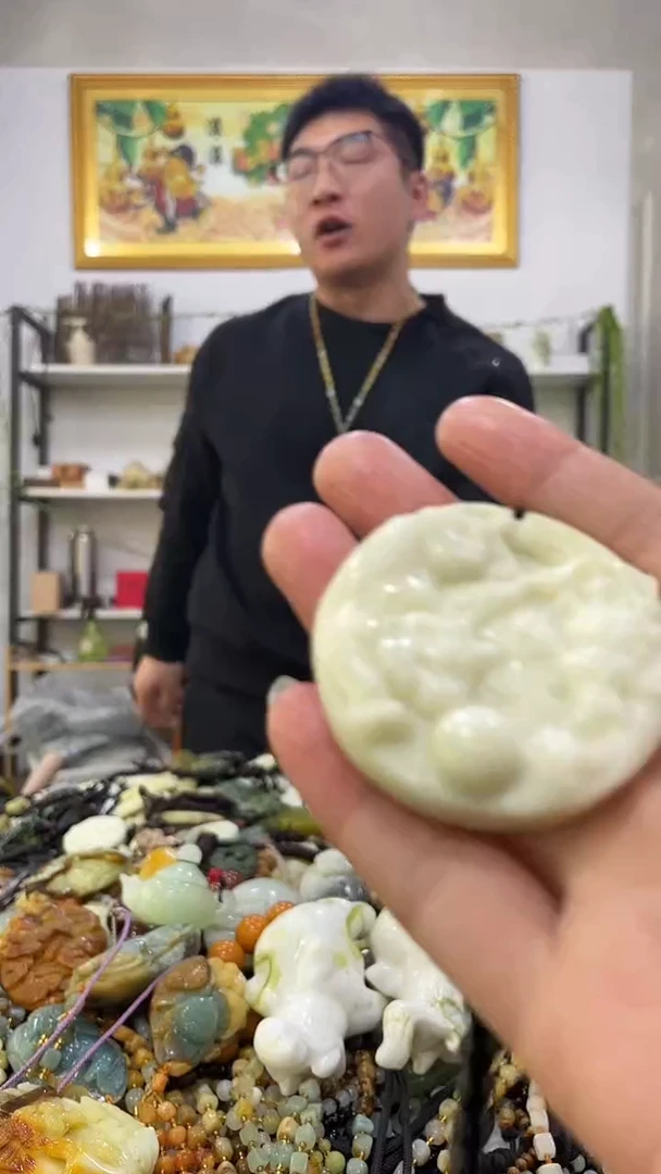 未镶嵌蛇纹石玉吊坠