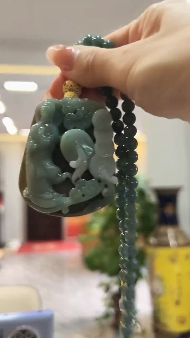 翡翠未镶嵌颈饰观音