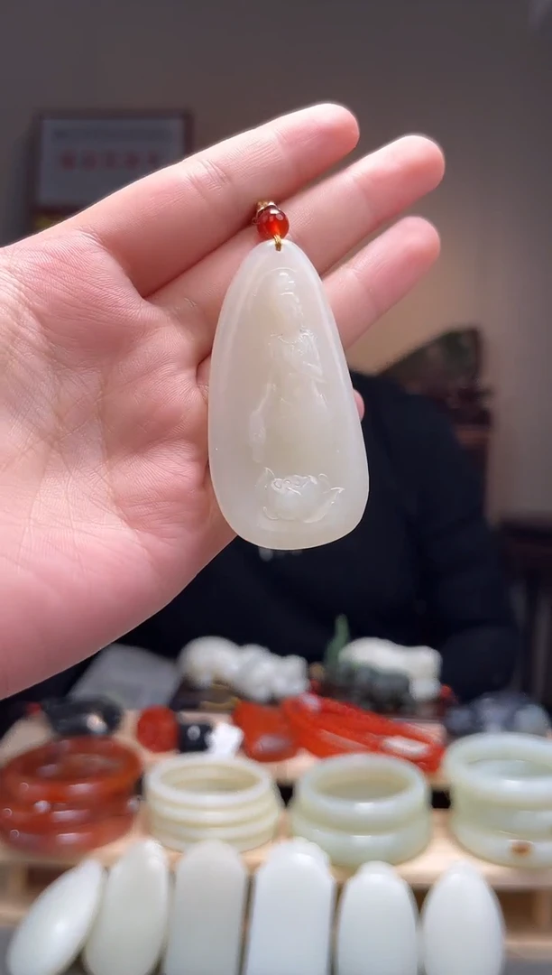 颈饰未镶嵌和田玉吊坠