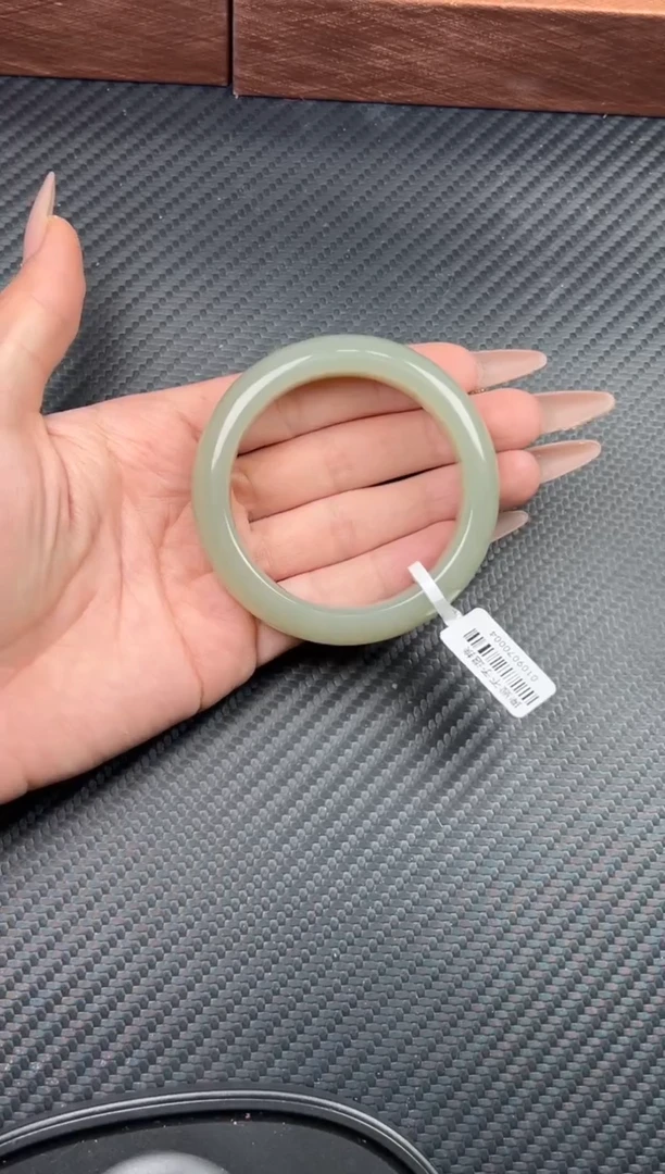 未镶嵌手镯和田玉且末近矿微色差52K