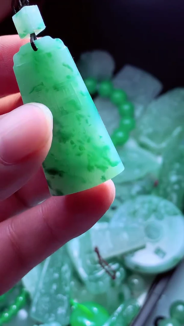 未镶嵌定制翡翠魔*?翡翠毛货定制