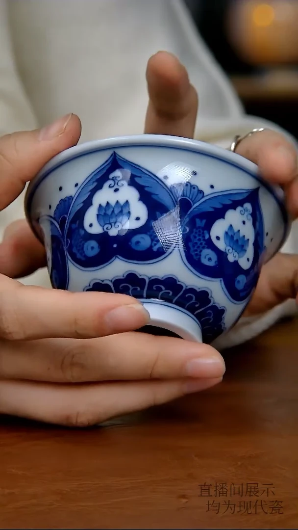 陶瓷莲花双鱼压手杯（柴窑）