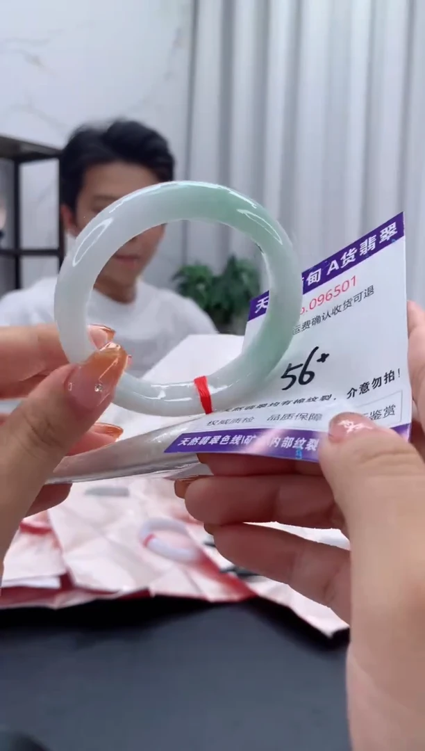 未镶嵌手镯翡翠有纹，完美者勿拍