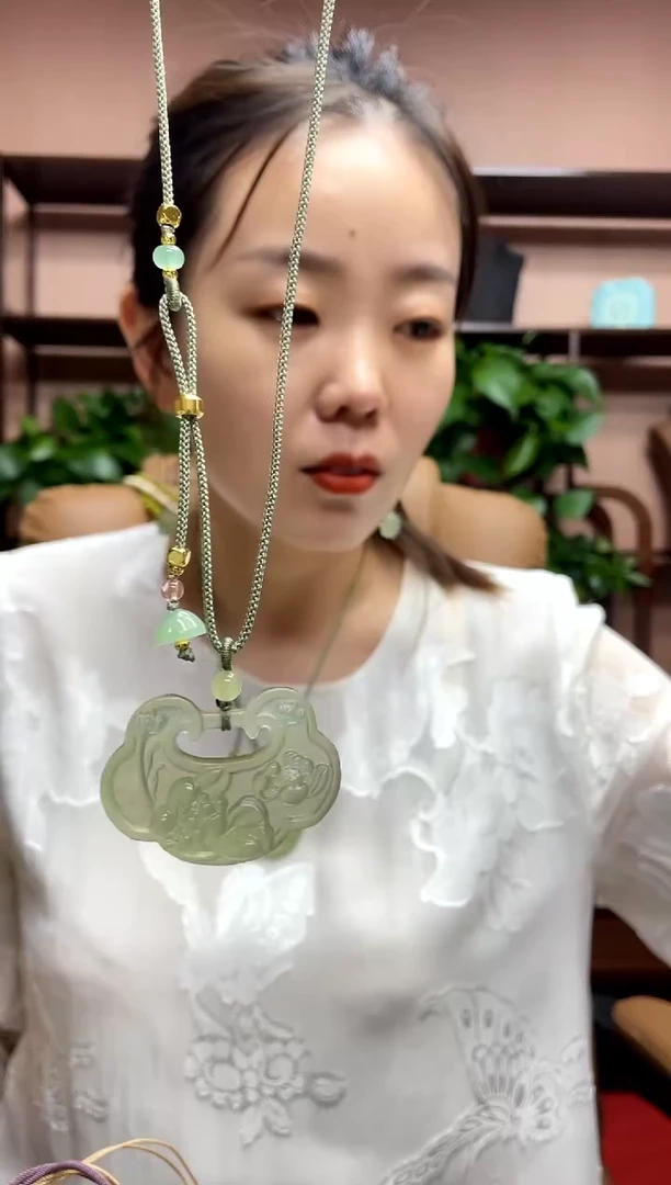 岫玉未镶嵌吊坠多样性发货发其中之一