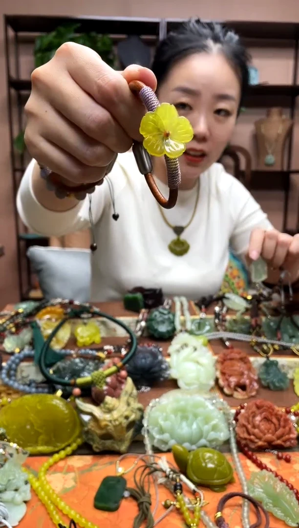 未镶嵌岫玉颈饰多样性发货发其中之一