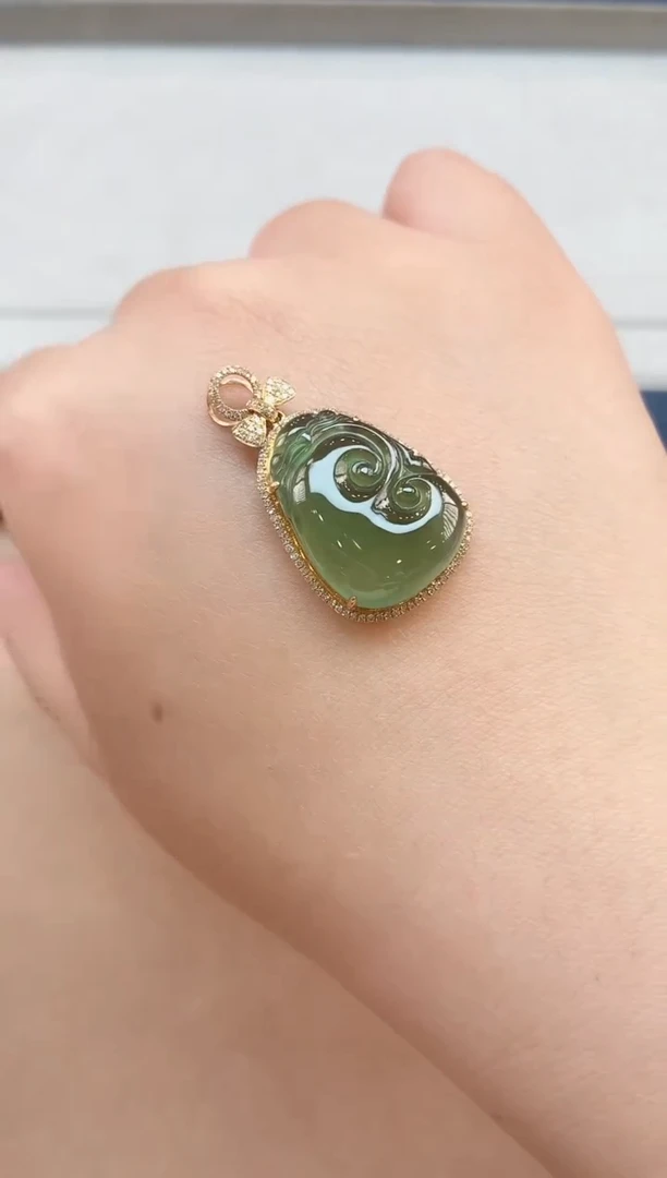 翡翠18K金镶嵌颈饰如意