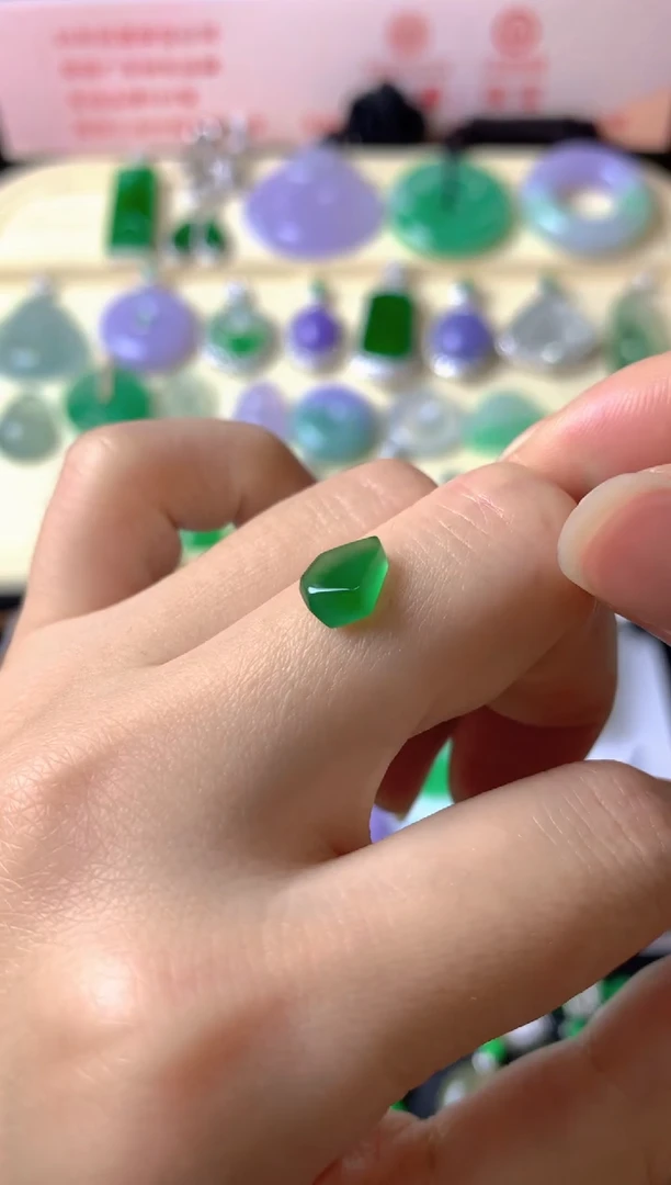 未镶嵌定制翡翠云**落裸玉（客户意向镶嵌）