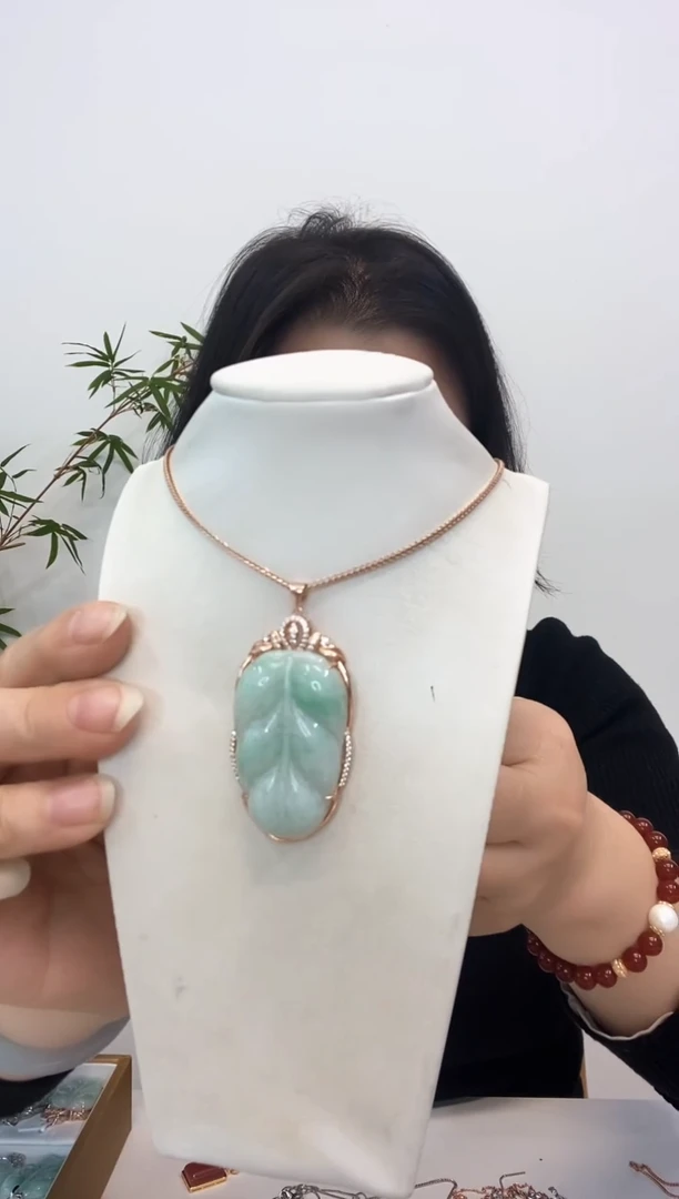 【闪购商品】翡翠吊坠(赠链)银S925镶嵌叶子玫瑰边