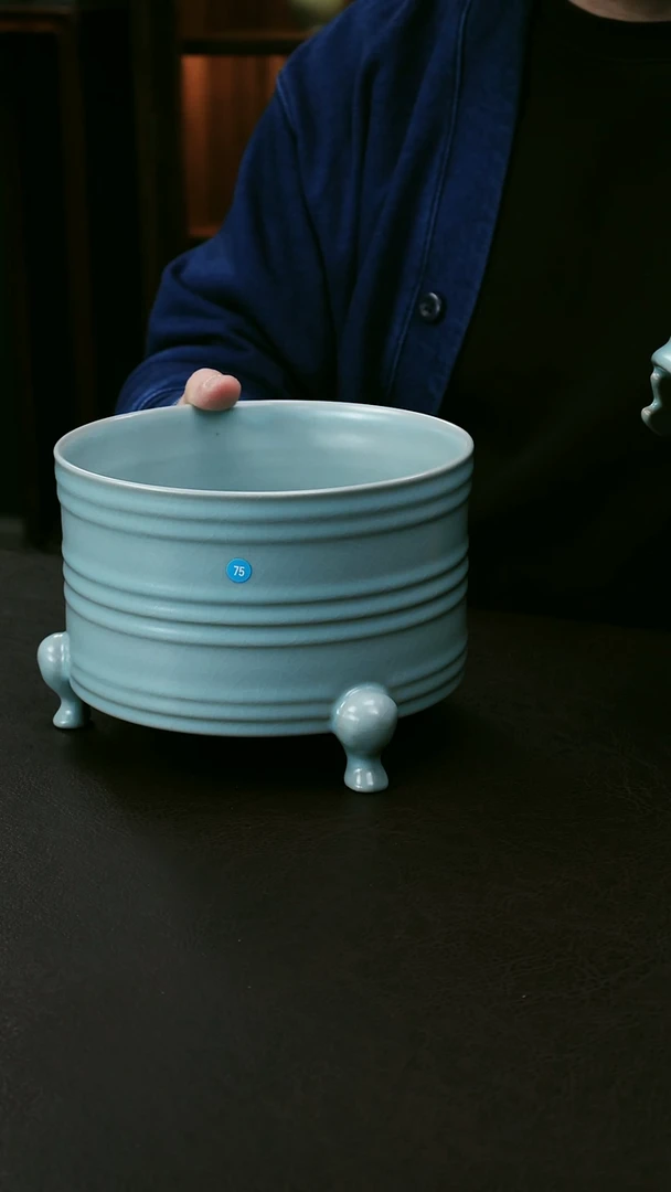 【闪购商品】瓶汝官窑大号三足弦纹樽75