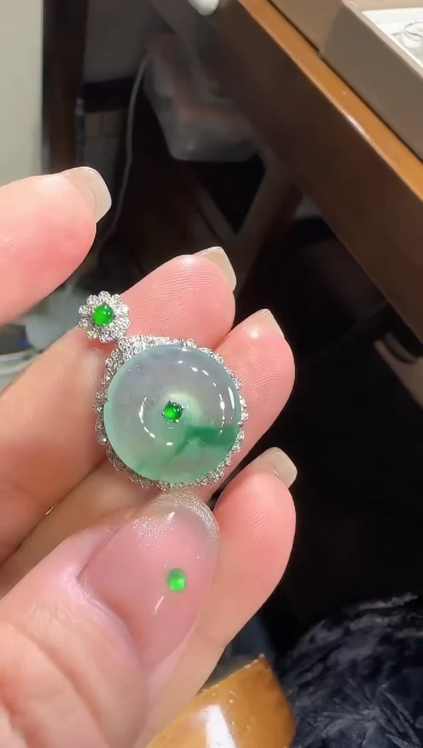 【闪购商品】翡翠吊坠(不含链)18K金镶嵌圆牌