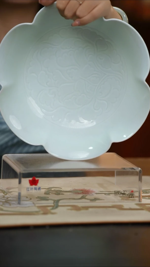 1个正价10寸宋器梅花浅碗