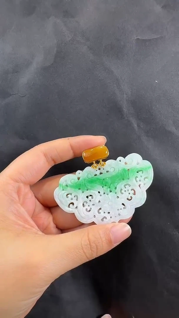 颈饰18K金镶嵌翡翠吊坠