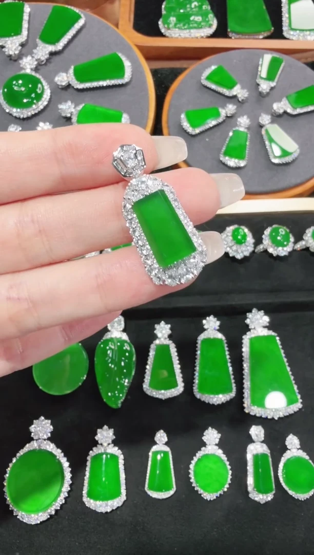 颈饰18K金镶嵌翡翠无事柱天然A货翡翠72h鉴赏期