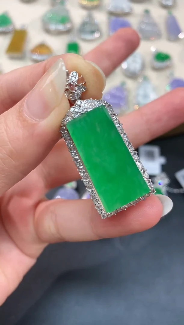 【闪购商品】翡翠吊坠(不含链)18K金镶嵌A126|28999