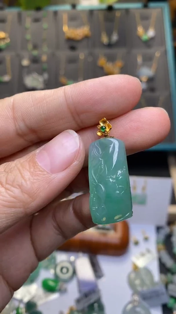 颈饰18K金镶嵌翡翠净货38645