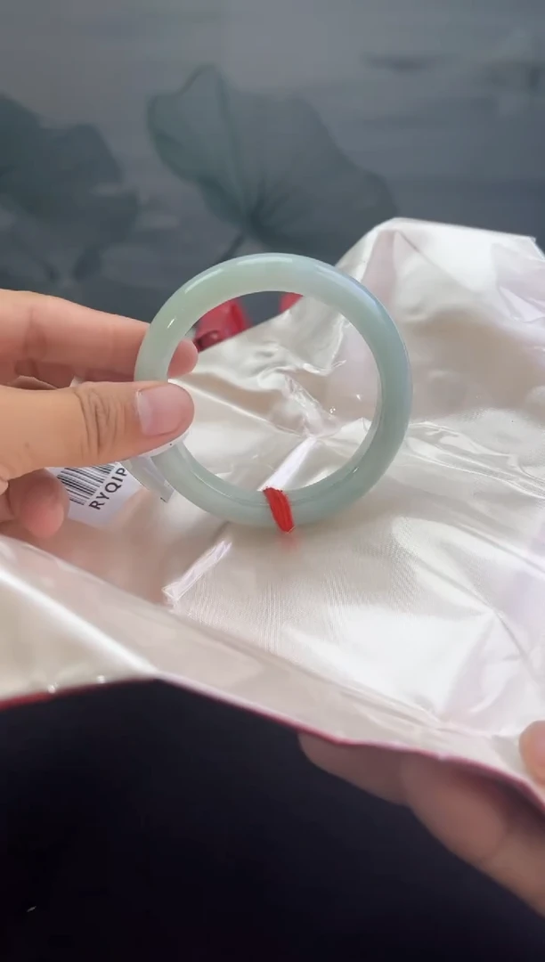 翡翠手镯未镶嵌翡翠手镯