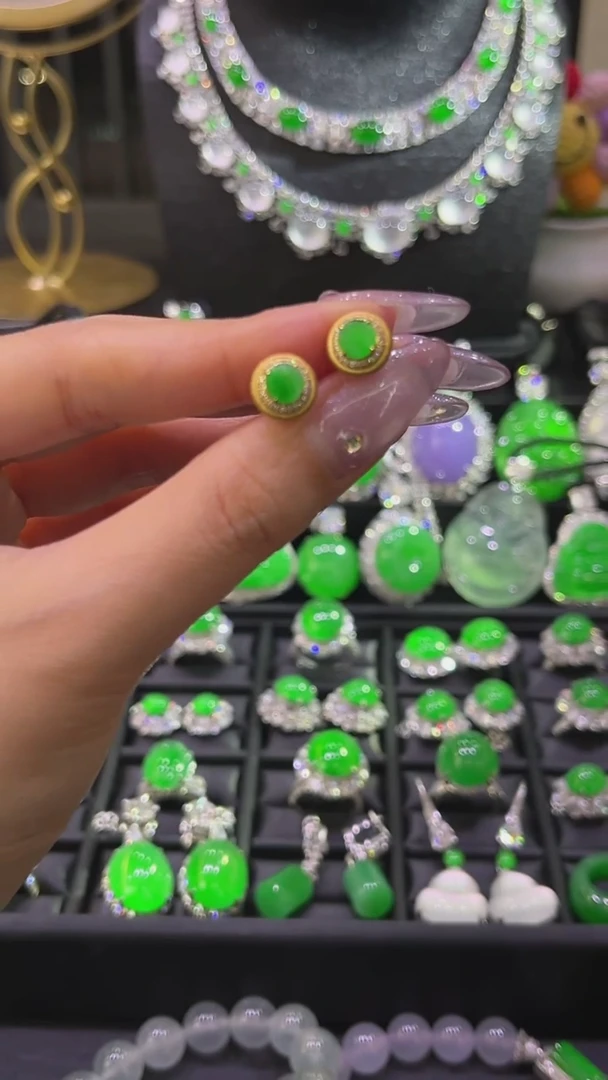 18K金镶嵌翡翠耳饰耳钉