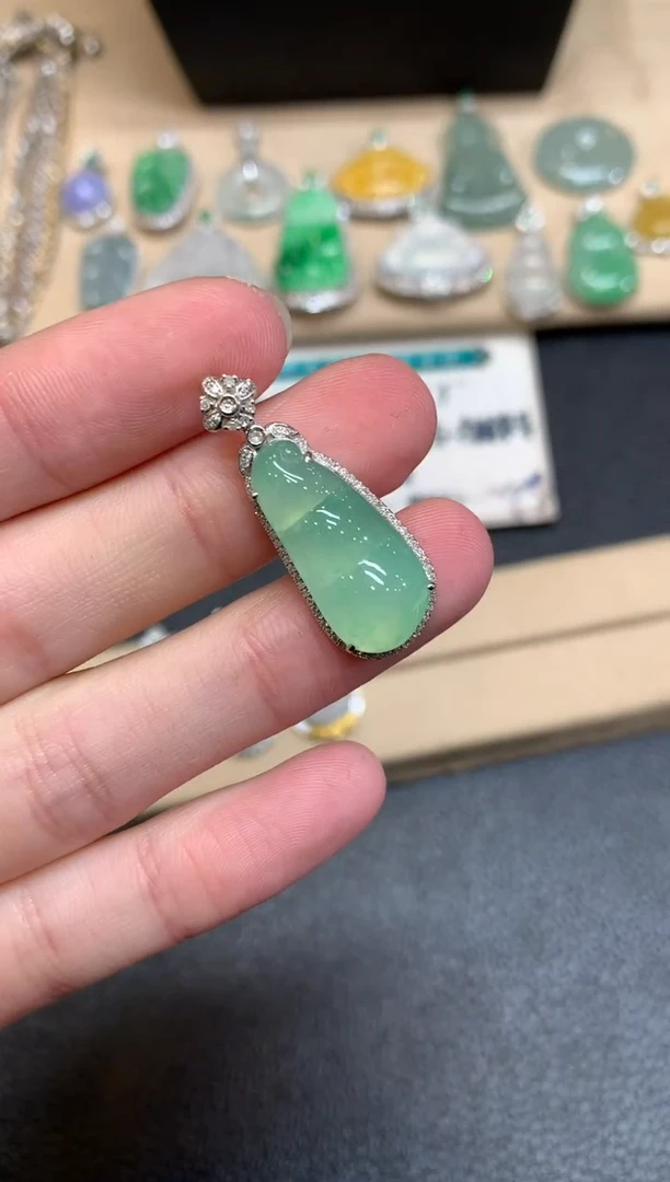 【闪购商品】翡翠颈饰18K金镶嵌福豆【无服务费】