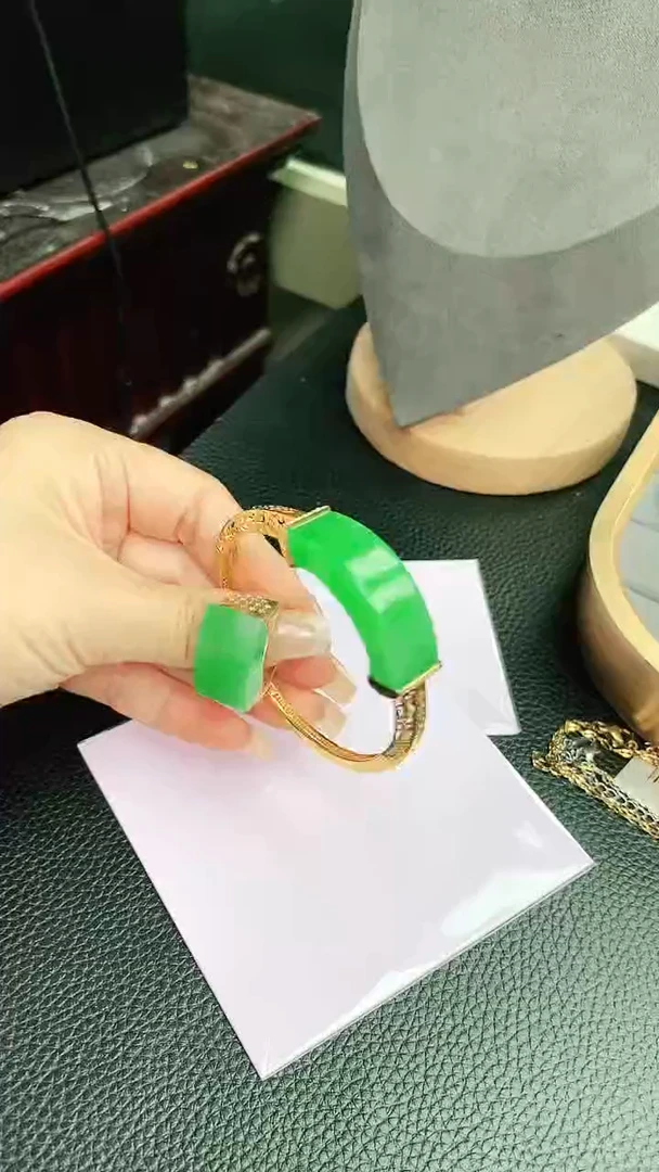 18K金镶嵌手镯翡翠湖****司赠礼盒证书