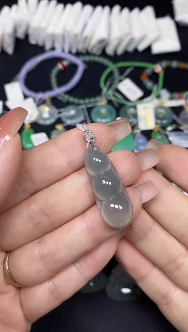 吊坠(不含链)18K金镶嵌翡翠豆子18K金扣镶嵌@@CMT