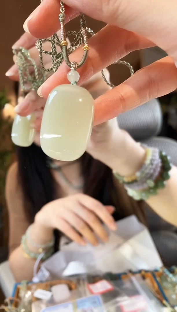 和田玉未镶嵌颈饰无事牌