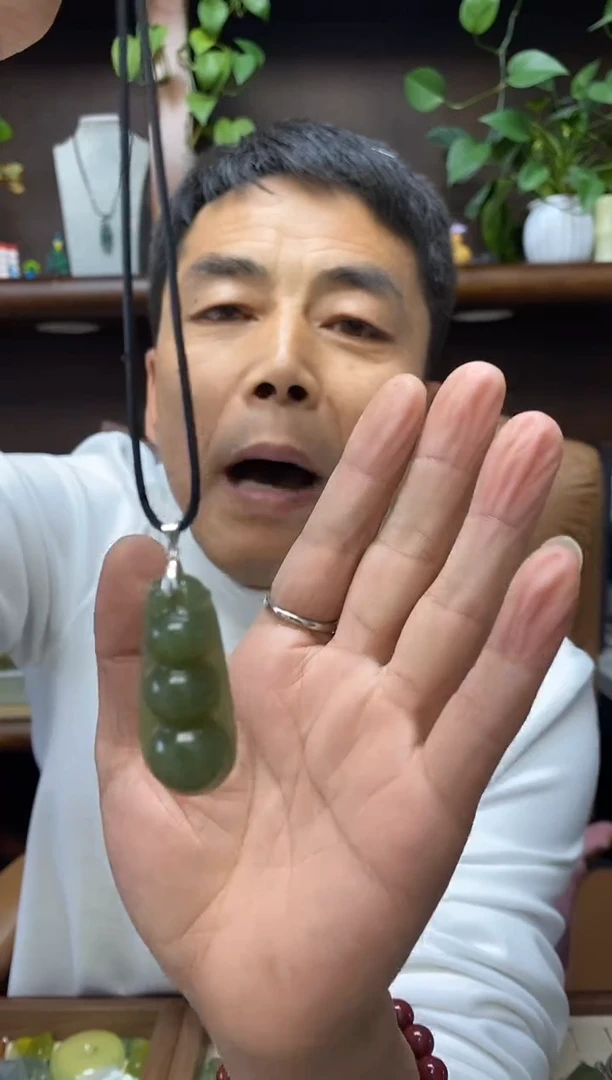 颈饰未镶嵌和田玉.