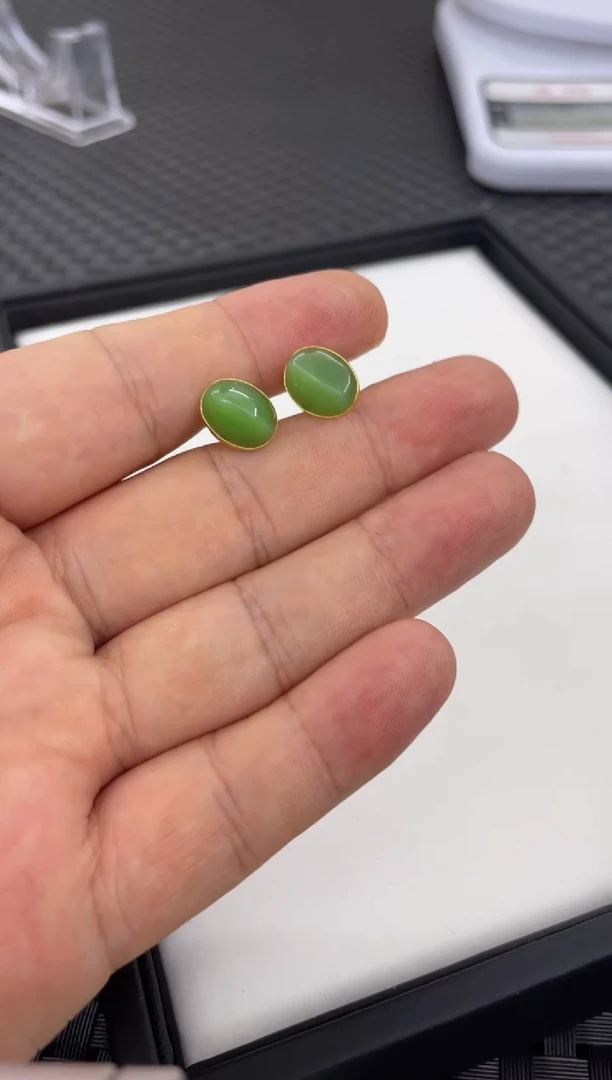 和田玉18K金镶嵌耳钉一对（多样性发一件）E63