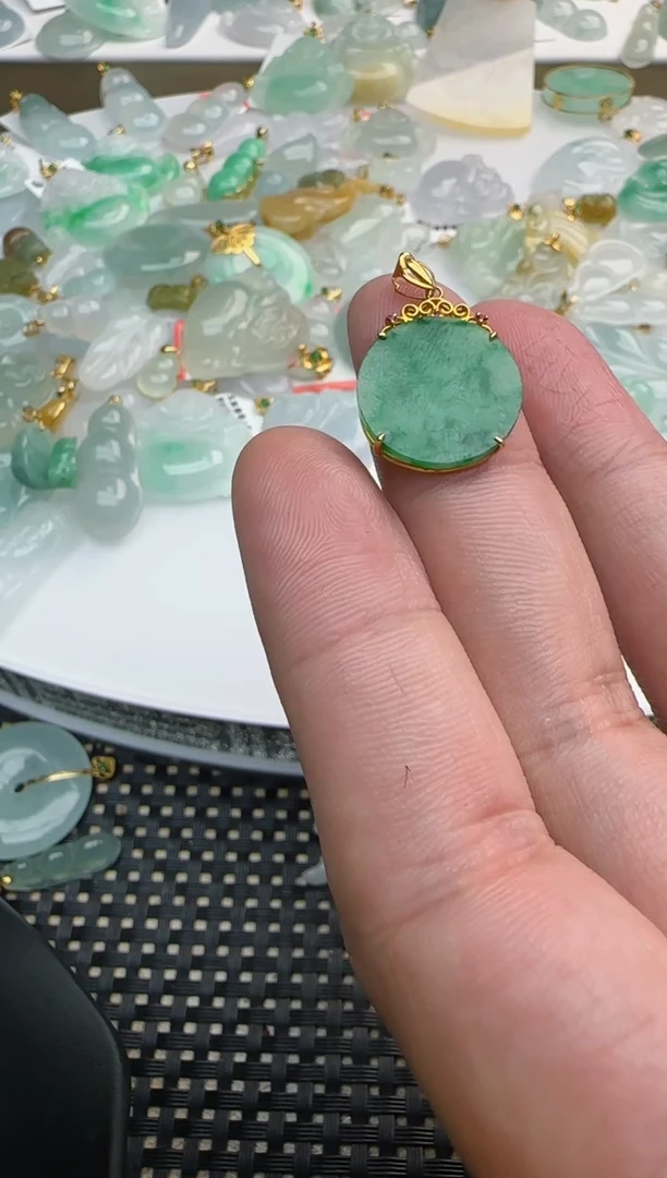 【闪购商品】翡翠颈饰18K金镶嵌绿圆