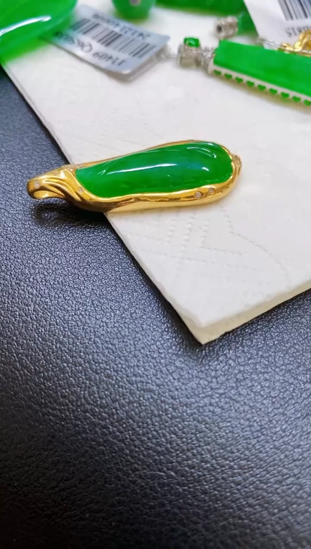 颈饰18K金镶嵌翡翠瓜