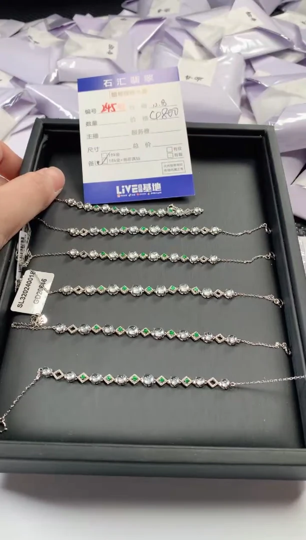 颈饰18K金镶嵌翡翠多样性发货，发一件
