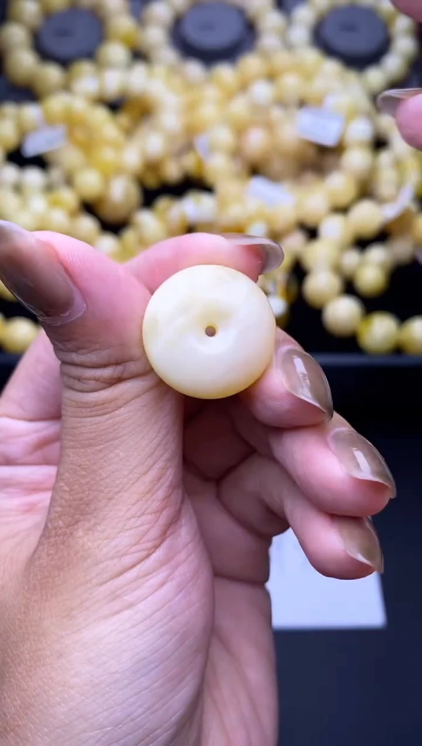 裸石琥珀未镶嵌尺寸20MM厚度卡9M左右.大小姐珠宝111