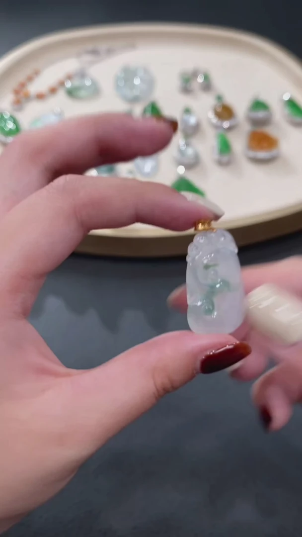 颈饰18K金镶嵌翡翠64吊坠