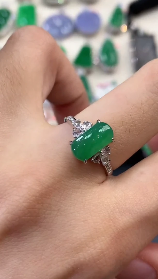 【闪购商品】翡翠戒指18K金镶嵌 B37