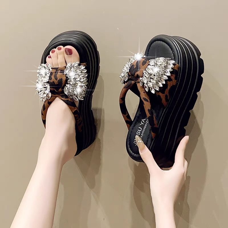 8cm厚底凉拖鞋女夏外穿2025新款豹纹水钻蝴蝶结配裙子增高一字拖